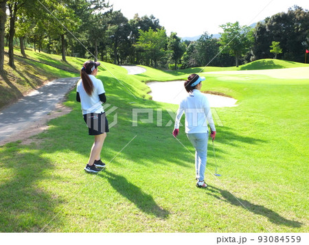 女性ゴルファー ゴルフプレーヤーコース移動中 女性ゴルファー ゴルフプレーヤーコース移動中 93084559