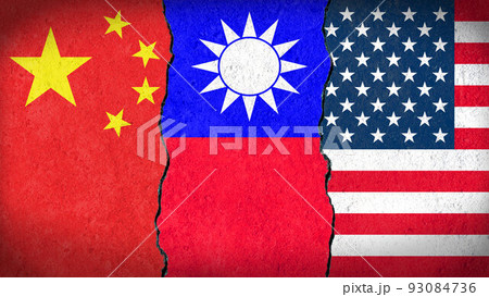 ひび割れたコンクリートに描かれたアメリカ、中国、台湾の国旗。 93084736