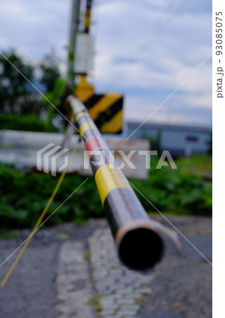 踏切注意 遮断棒で停止 踏切注意 遮断棒で停止 93085075