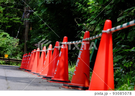 駐車禁止の三角コーン 93085078