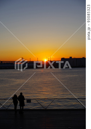 横浜の日の出(1月) 撮影場所:大さん橋(神奈川県横浜市) 横浜の日の出(1月) 撮影場所:大さん橋(神奈川県横浜市) 93085323