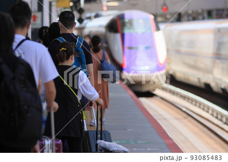 帰省客で混雑するホームに入線する東北新幹線　つばさ 93085483