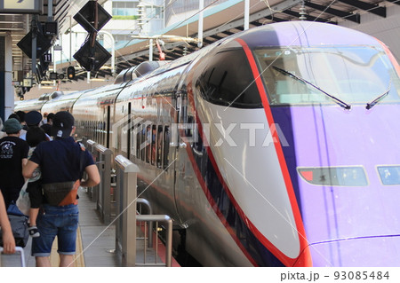 帰省客で混雑するホームに入線する東北新幹線　つばさ 93085484