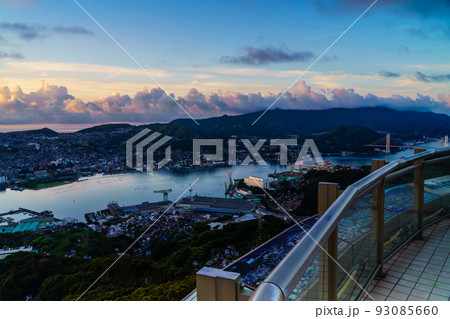 稲佐山展望台からの夜明けと日の出　【長崎市】 93085660