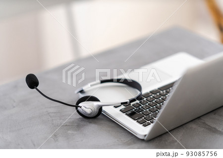 ヘッドセットとパソコン 93085756