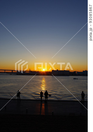 横浜の日の出(1月) 撮影場所:大さん橋(神奈川県横浜市) 横浜の日の出(1月) 撮影場所:大さん橋(神奈川県横浜市) 93085867