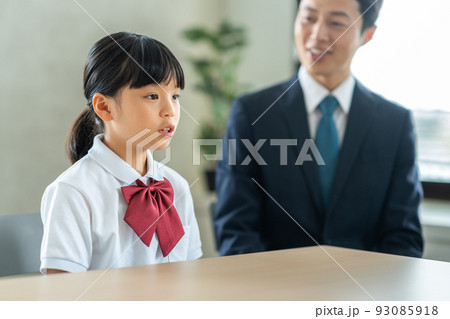 面談をする親子 93085918