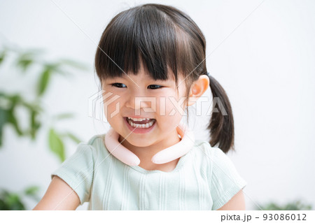 首にクールリングをつけた子供（育児・子育て・夏・熱中症対策） 93086012