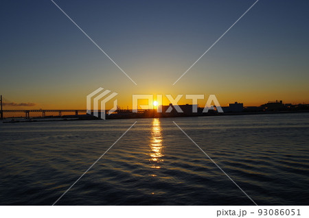 横浜の日の出と港と海（1月）　撮影場所：大さん橋（神奈川県横浜市） 93086051