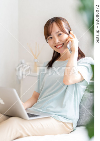女性　笑顔　スマホ 93086072