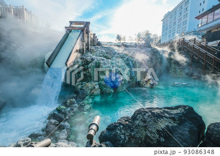 源泉と滝壺 93086348