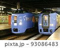 札幌駅で並ぶスーパーそうやと特急とかち 93086483