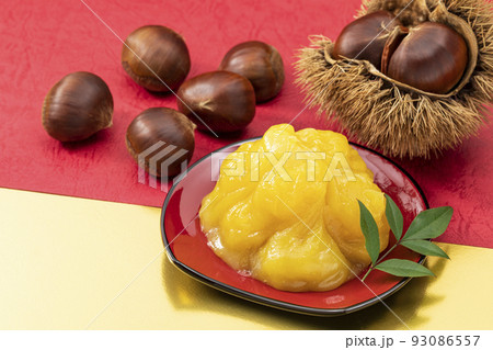 おせち料理その1_赤皿の栗きんとん_背景赤と金と栗 おせち料理その1_赤皿の栗きんとん_背景赤と金と栗 93086557