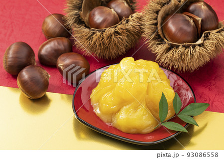 おせち料理その1_赤皿の栗きんとん_背景赤と金と栗 93086558