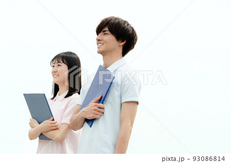 介護士の男女【屋外】 93086814
