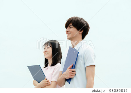 介護士の男女【屋外】 93086815