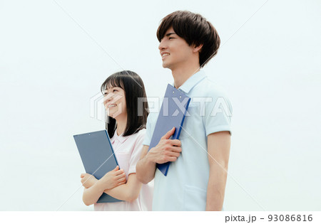 介護士の男女【屋外】 93086816