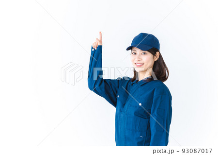 作業服を着て笑顔で指差す若い女性 作業服を着て笑顔で指差す若い女性 93087017