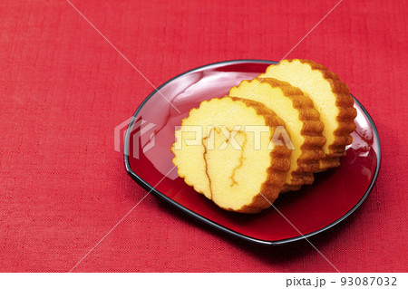 おせち料理その3_赤皿の伊達巻_背景赤 93087032