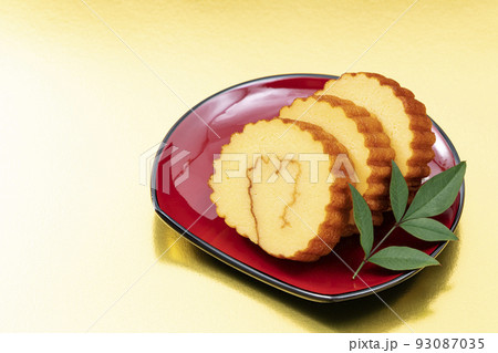 おせち料理その3_赤皿の伊達巻_背景金 93087035