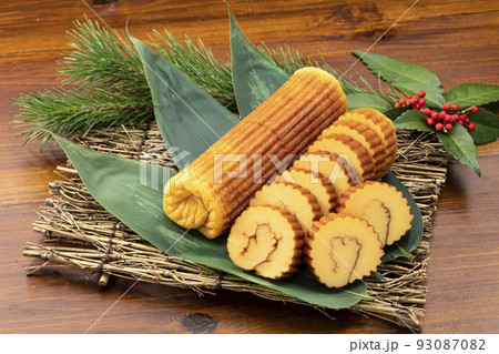 おせち料理その4_一本巻とカットした伊達巻 93087082