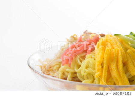 冷やし中華_横写真_三分割構図_白背景_細切り卵前面 93087102