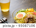 冷やし中華_横写真_三分割構図_濃木目背景_お茶箸小物 93087106