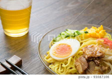 冷やし中華_横写真_三分割構図_濃木目背景_お茶箸小物 93087106