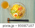 冷やし中華_横写真_俯瞰構図_竹マット背景_お茶箸小物 93087107