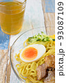 冷やし中華_縦写真_三分割構図_カラフル木目背景_お茶小物 93087109