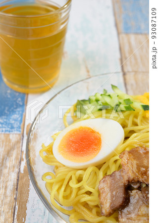 冷やし中華_縦写真_三分割構図_カラフル木目背景_お茶小物 冷やし中華_縦写真_三分割構図_カラフル木目背景_お茶小物 93087109
