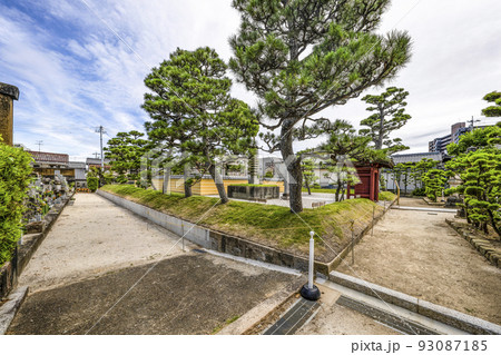 松應寺、修復完了後の松平広忠公御廟所（愛知県岡崎市） 93087185