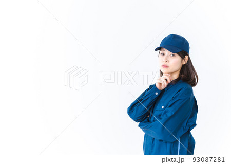 作業服を着て悩む作業員の女性 作業服を着て悩む作業員の女性 93087281