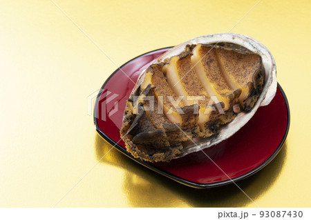 おせち料理その5_殻付きのアワビの酒蒸し_背景金 93087430