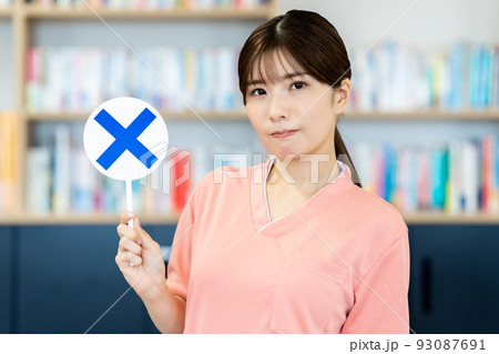 NGのプレートを出す看護師の女性 93087691