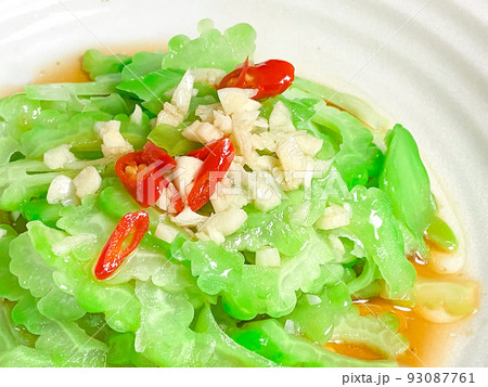中国料理の前菜・凉拌苦瓜（ゴーヤの中華和え） 93087761