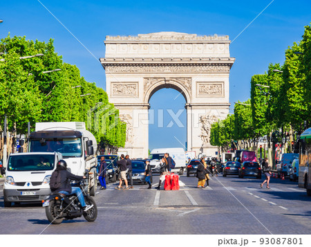 パリ　シャンゼリゼ通りと凱旋門　※一部ソフトフォーカス 93087801