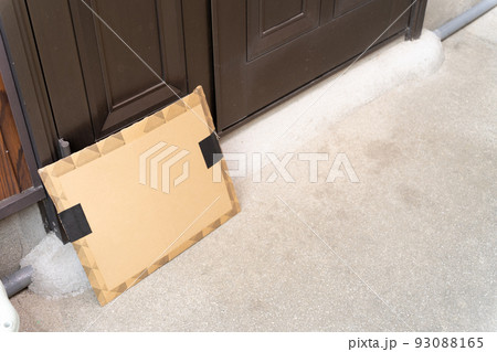 一戸建ての玄関に届いた商品の封筒(置き配) 一戸建ての玄関に届いた商品の封筒(置き配) 93088165