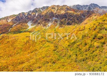 秋の立山黒部アルペンルート　黒部平パノラマテラスからの眺望 93088172