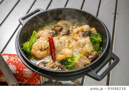 えびのアヒージョ Ahijo (Oil baked dish えびのアヒージョ Ahijo (Oil baked dish 93088238