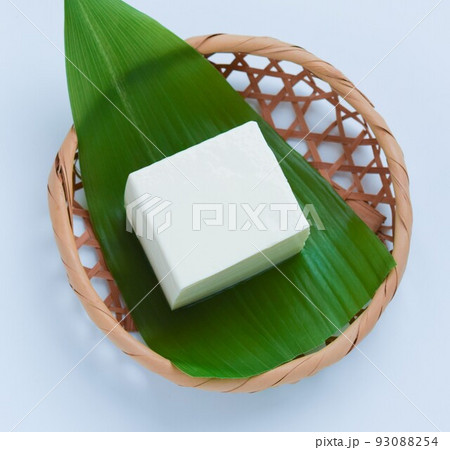 バランに載せた絹ごし豆腐、葉ランに載せた豆腐 93088254