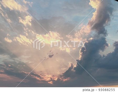 自然の色彩　立体的な雲　夕暮れ 93088255