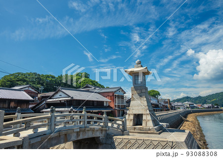 御手洗古い町並みに立つ高燈籠 御手洗古い町並みに立つ高燈籠 93088308