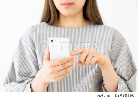 スマホを持つ10代の若い女性 93088360