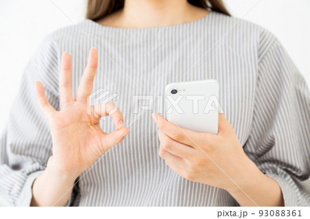 スマホを持つ10代の若い女性 スマホを持つ10代の若い女性 93088361