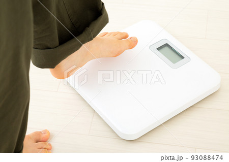 体重計に乗る若い女性の足 93088474