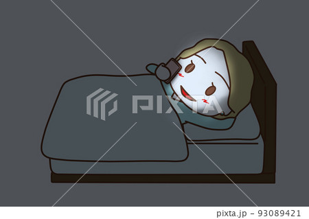 眠る前に暗闇のベッドでスマホ画面を見続けてブルーライトを浴びている白人女性 93089421