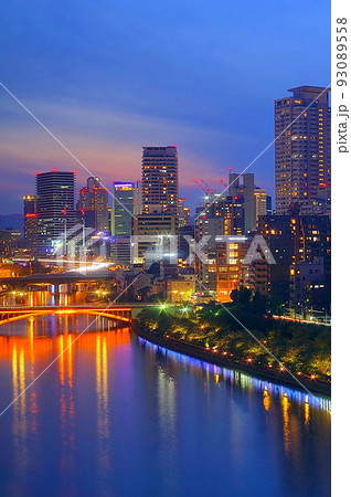 都会の水辺 93089558