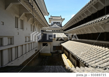 世界文化遺産　国宝「姫路城」連立式天守の様子　東小天守・西小天守・乾小天守 93089735