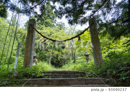 鳥取県日野町の瀧山神社のしめ縄 93090237